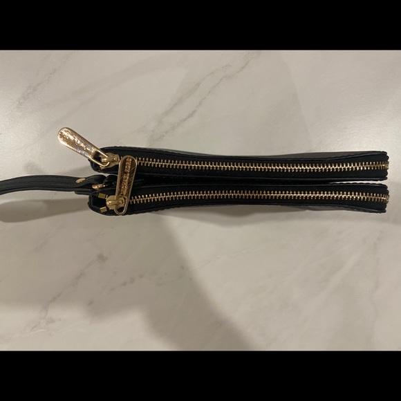 Michael Kors wristlet - Picture 2 of 3